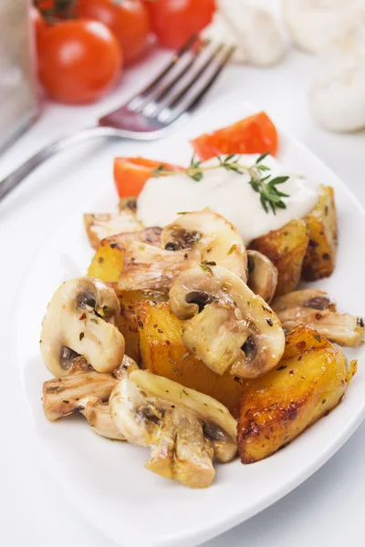 Champignon mushrooms with roasted potato — Stock Photo, Image