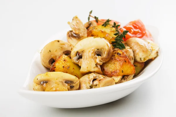 Champignon-Pilze mit gebratenen Kartoffeln — Stockfoto