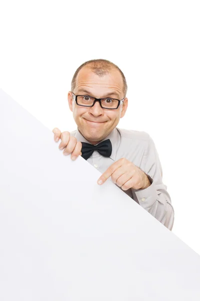 Empresário sorridente segurando placa de informação branca — Fotografia de Stock