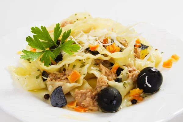 Italian pasta with tuna meat and black olives — Stock Photo, Image
