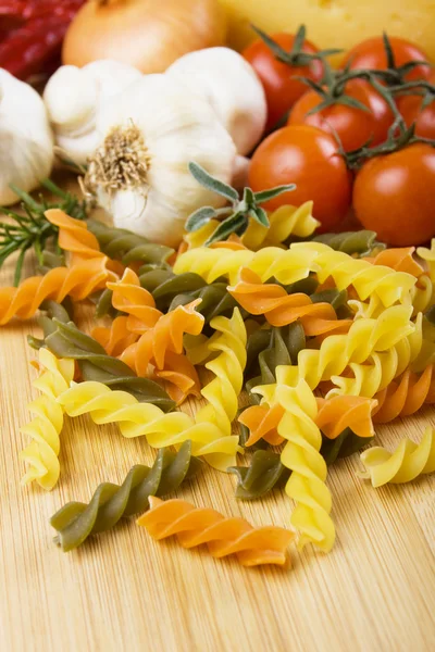 Сырая итальянская трёхцветная паста — стоковое фото