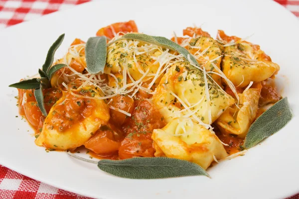 Итальянская тортеллини-паста с томатным соусом — стоковое фото
