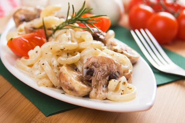Funghetti Pasta mit Champignon-Pilzen — Stockfoto