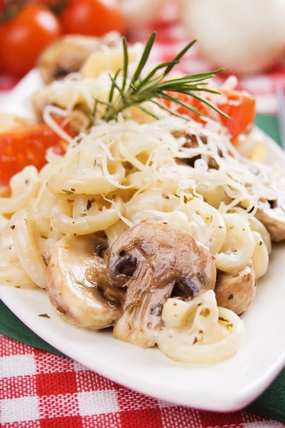 Funghetti Pasta mit Pilzen — Stockfoto