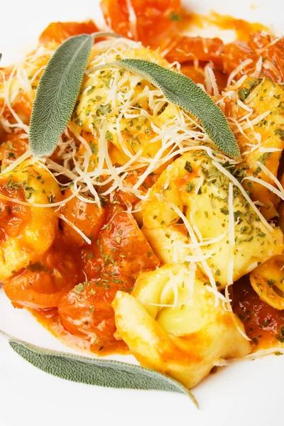 Tortellini pasta in basilico sauce — Stock Photo, Image