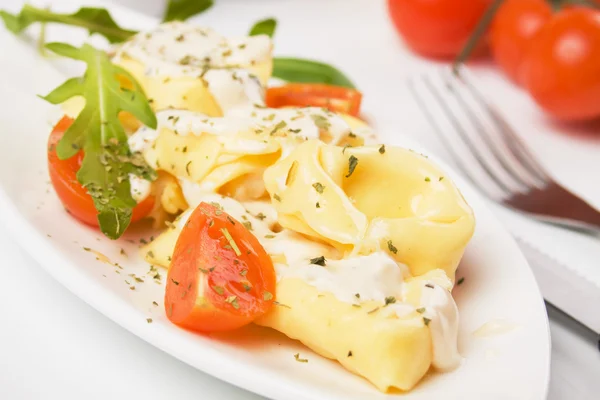 Tortellini włoski makaron w sosie serowym — Zdjęcie stockowe