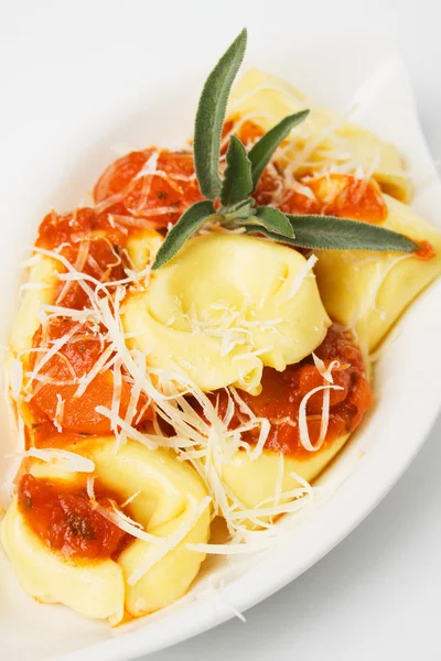 Tortellini tészta basilico mártással — Stock Fotó