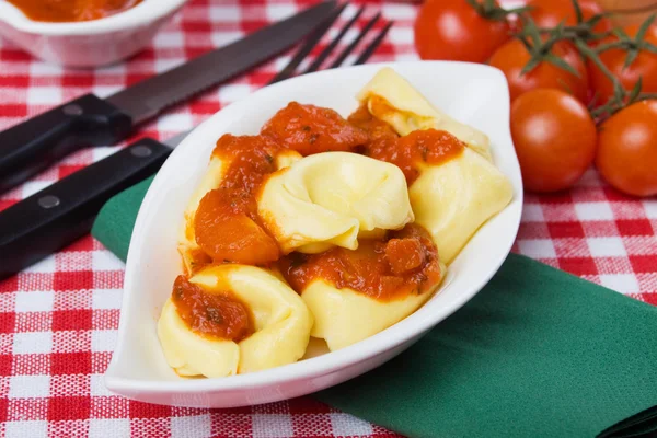 Tortellini tészta basilico mártással — Stock Fotó