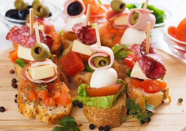 Tartina con ingredienti alimentari italiani — Foto Stock