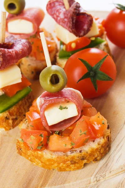 Bruschetta sandwich met ham en olijven — Stockfoto