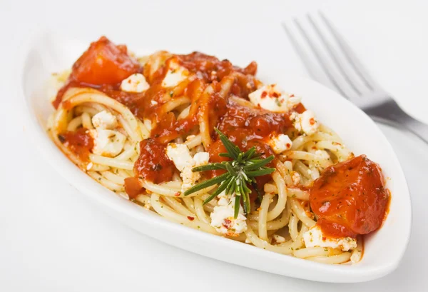 Spaghetti mit Käse und Tomatensauce — Stockfoto