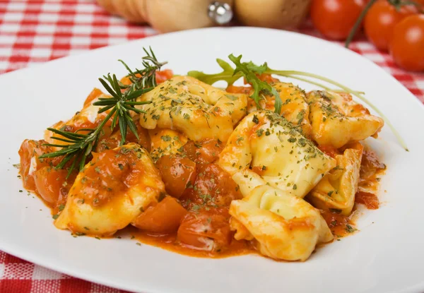 Pastas italianas de tortellini con salsa de tomate —  Fotos de Stock