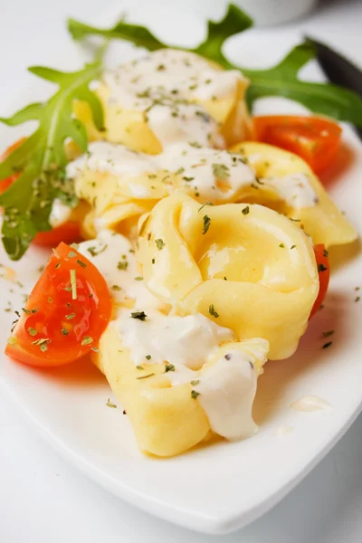 Massa Tortellini com molho de queijo e tomate — Fotografia de Stock