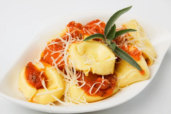 Паста Тортеллини с томатным соусом и сыром пармезан — стоковое фото