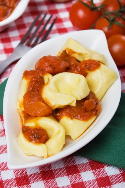 Tortellini těstoviny s rajčatovou omáčkou — Stock fotografie