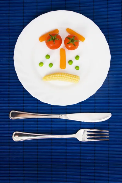 胡萝卜、 豌豆、 番茄、 玉米板上 — 图库照片