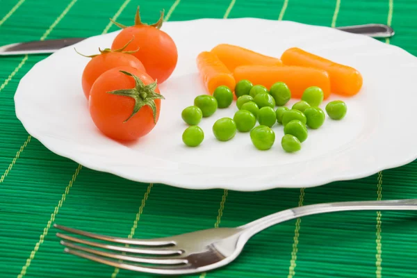 Zelený hrášek, mrkev a cherry rajčat — Stock fotografie