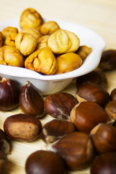 Cooked and raw chestnut — Stock Photo, Image