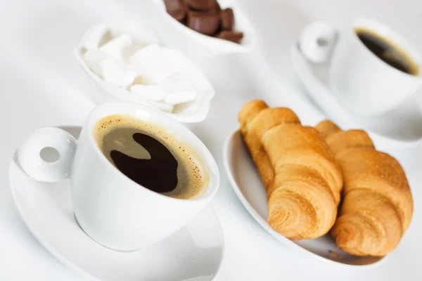 Fekete eszpresszó kávé, croissant — Stock Fotó