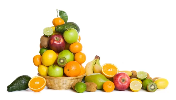 Cesto de frutas isolado em branco — Fotografia de Stock
