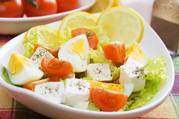 Салат с яйцом и сыром — стоковое фото