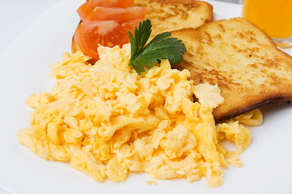 Scrambled eggs with toasted bread — Stock Photo, Image