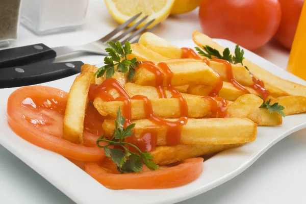Batatas fritas com tomate e ketchup — Fotografia de Stock