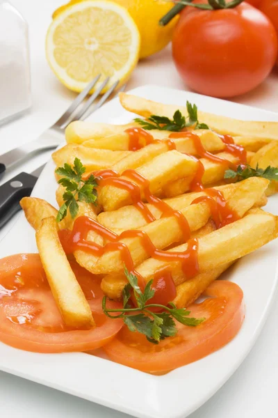 Frietjes met tomatenketchup — Stockfoto