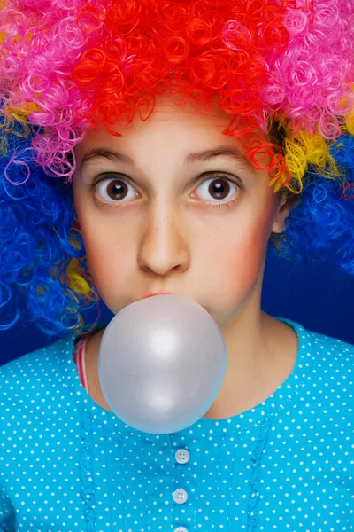Νεαρό κορίτσι, φυσώντας Τσιχλόφουσκα μπαλόνι — Φωτογραφία Αρχείου