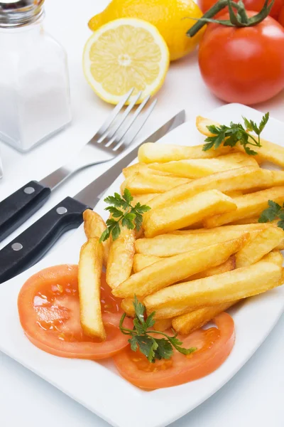 Batatas fritas com tomate fresco — Fotografia de Stock