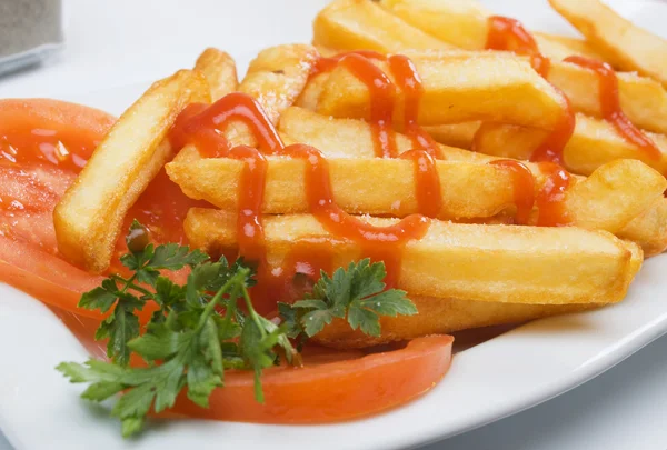 Papas fritas con salsa de tomate —  Fotos de Stock