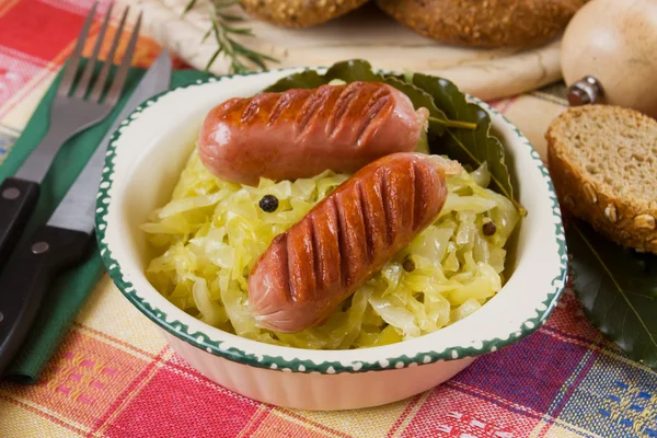 Grillwurst mit Sauerkraut — Stockfoto