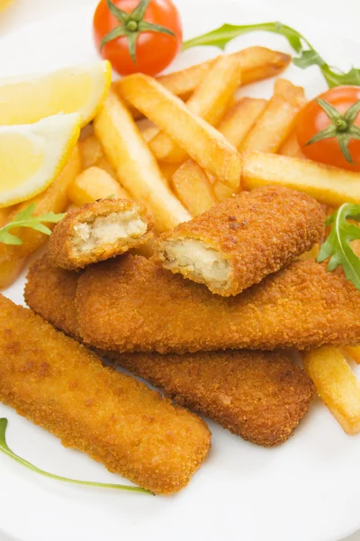 Gepaneerde fish sticks met frietjes — Stockfoto