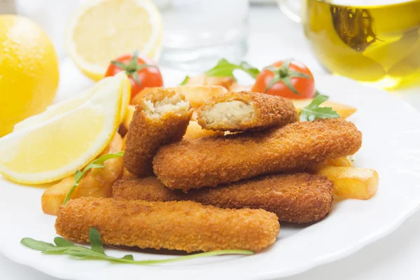 Gepaneerde fish sticks met frietjes — Stockfoto