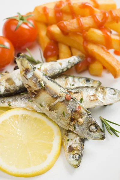 Pesce sardina alla griglia con patatine fritte — Foto Stock