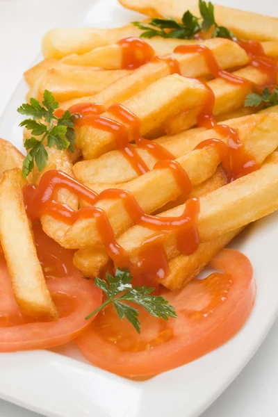 Papas fritas con ketchup y tomate fresco —  Fotos de Stock