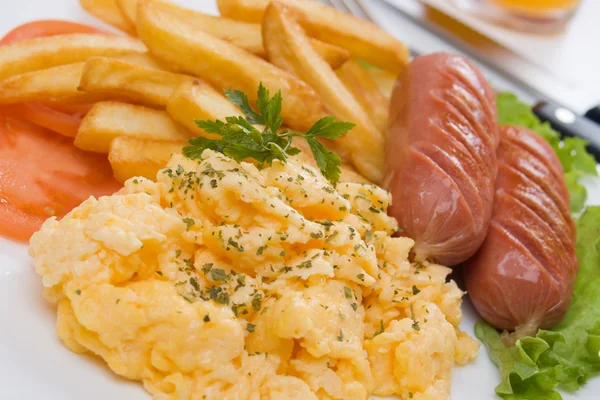 Ovos mexidos com batatas fritas e salsicha — Fotografia de Stock