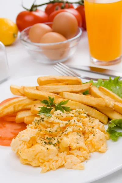Scrambled eggs and french fries — Stock Photo, Image