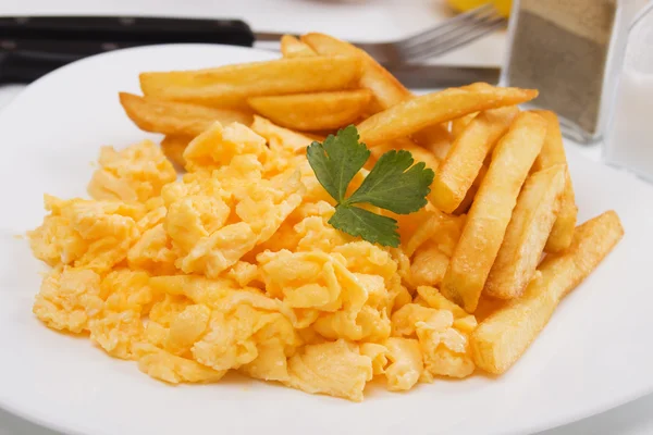 Ovos mexidos com batatas fritas — Fotografia de Stock