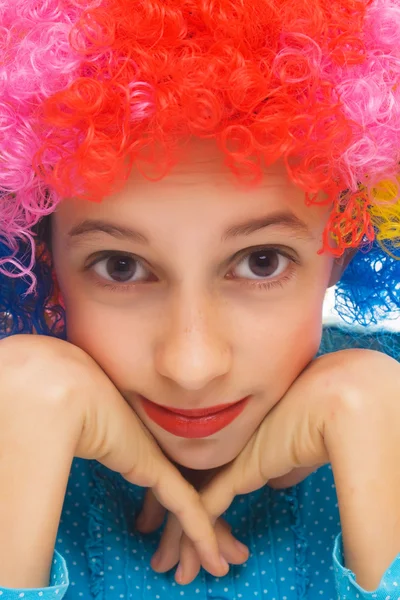 Menina bonita com peruca de festa colorida — Fotografia de Stock
