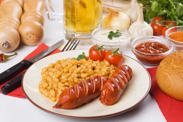 Grillwurst mit Bohnen — Stockfoto