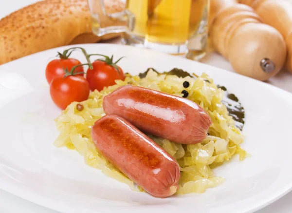 Bratwurst und Sauerkraut — Stockfoto