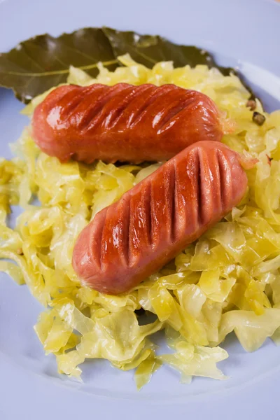 Salsicha frita e chucrute, comida tradicional alemã — Fotografia de Stock