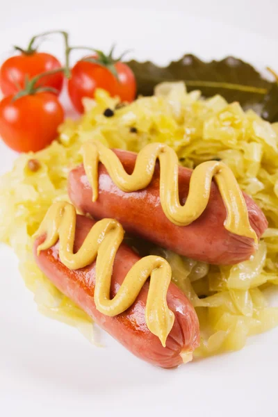 Salsiccia fritta con senape e crauti — Foto Stock