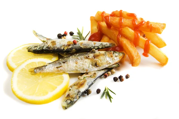 Pescado de sardina a la parrilla y patatas fritas — Foto de Stock
