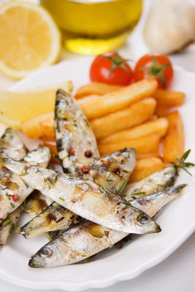 Izgara sardalya balık ve patates kızartması — Stok fotoğraf