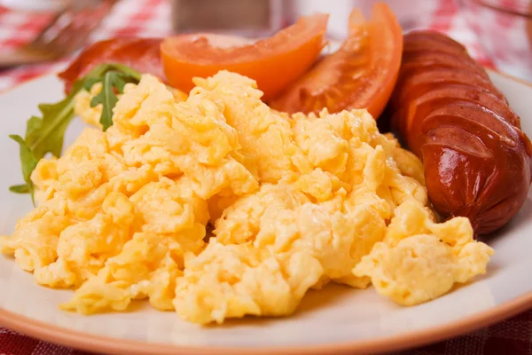 Scrambled eggs and sausage — Stock Photo, Image