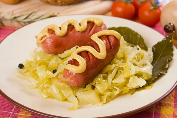 Sauerkraut with sausages, traditional german meal — Stock Photo, Image
