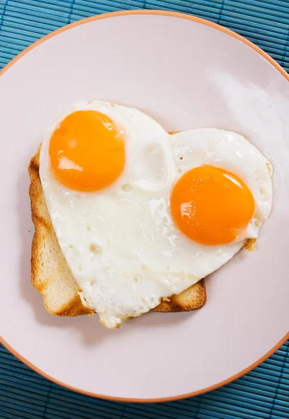Kalp şeklinde kızarmış yumurta — Stok fotoğraf