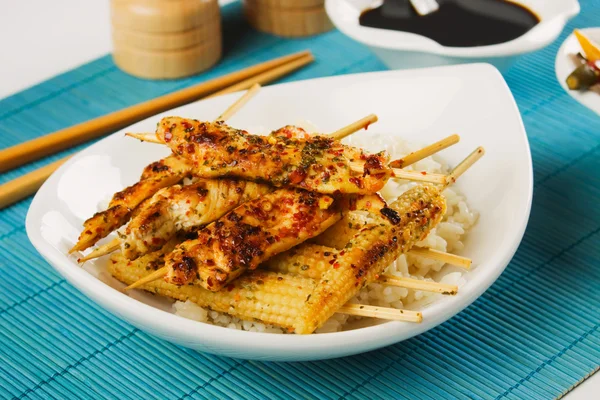 Brocheta de pollo asiático con maíz bebé y arroz —  Fotos de Stock